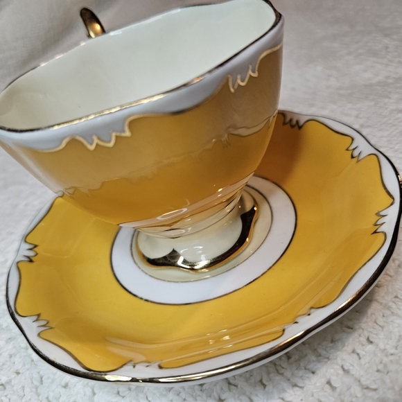 Royal Albert Teacup and Saucer YELLOW GOLD Pattern/Trim Flowers RARE Vintage - Picture 13 of 15